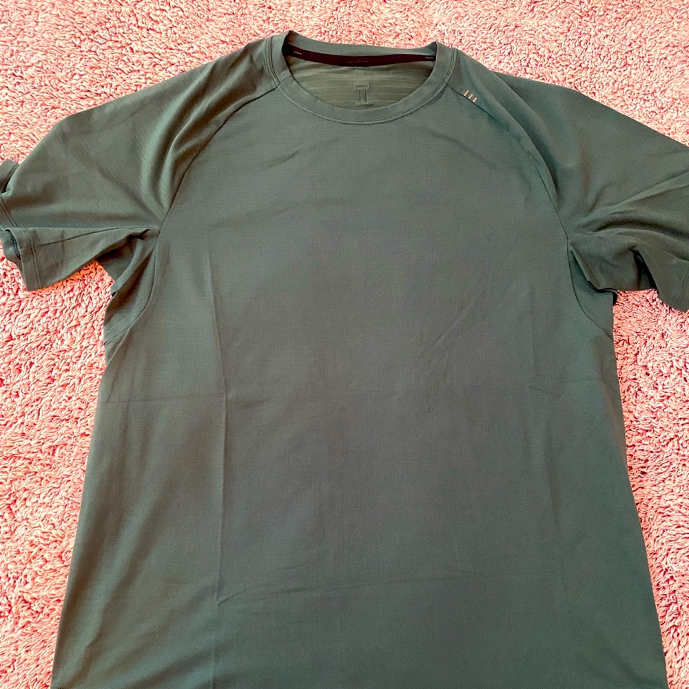 Men’s lululemon athletic top